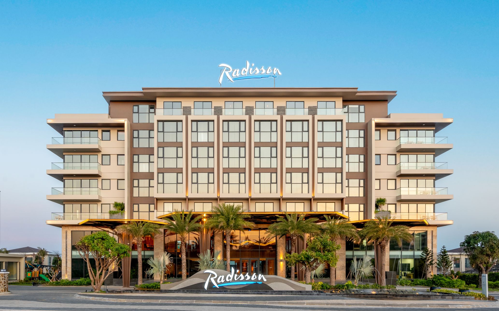 Radisson Mũi Né - TÂN BINH TRÌNH LÀNG, SIÊU PHẨM ĐÓN HÈ