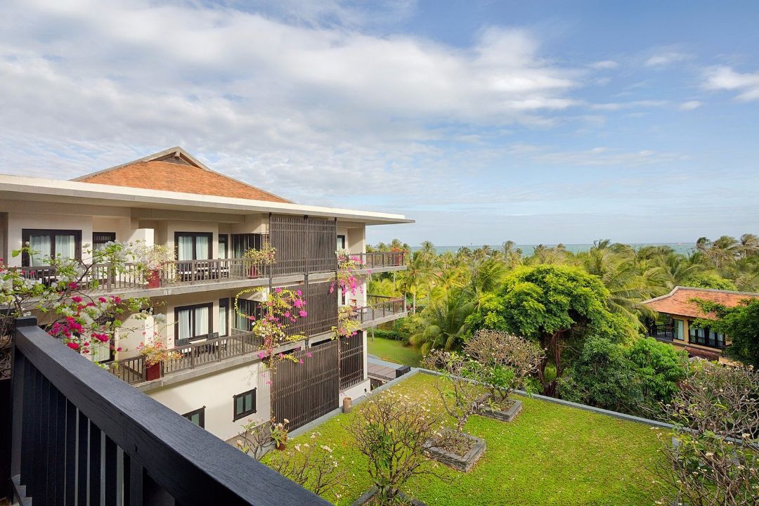 View ở Anantara Mũi Né Resort mở ra không gian khá chill, có cây, có biển, hợp để nạp lại năng lượng
