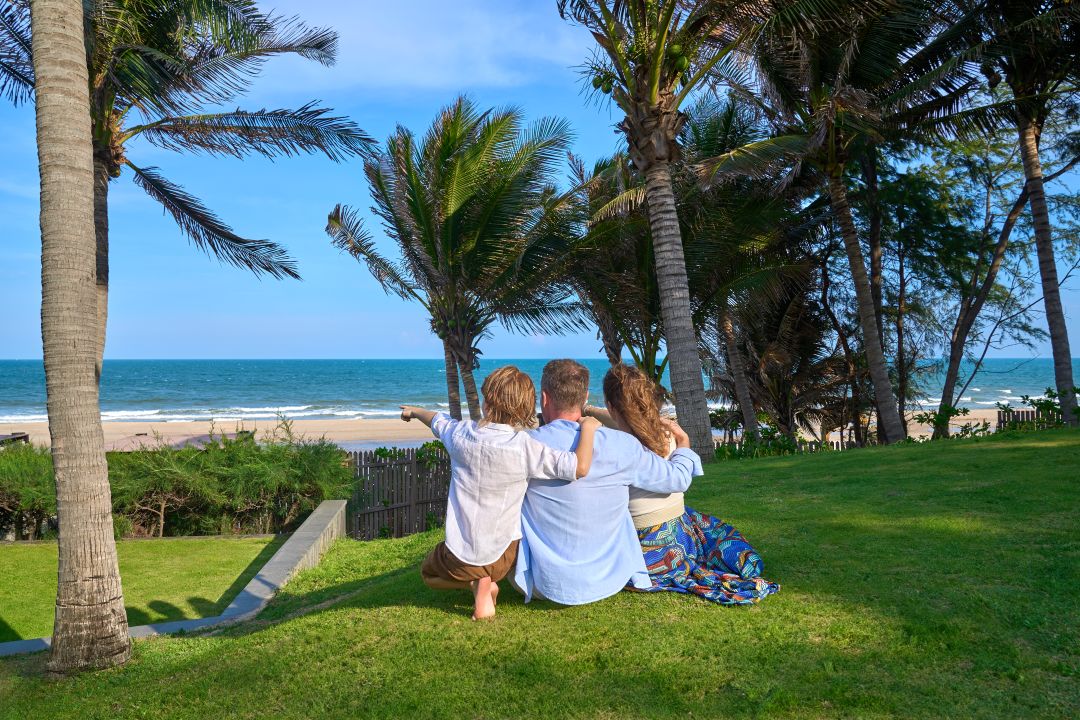 Anantara Mũi Né Resort có nhiều mảng xanh và đường đi lát đá, tạo vibe nghỉ dưỡng nhẹ nhàng