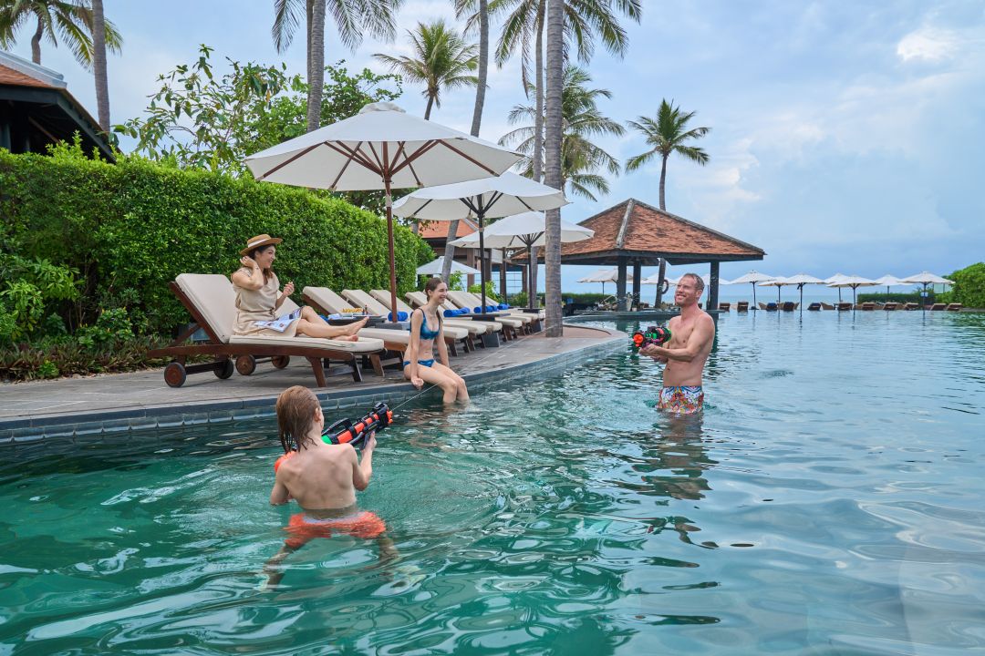 Hồ bơi tại Anantara Mũi Né Resort rộng rãi, chia khu hợp lý