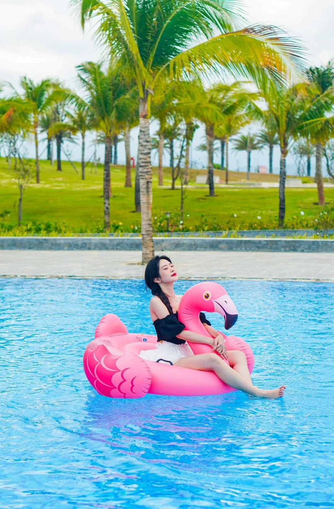 Aquamarine Resort Cam Ranh có hồ bơi rộng, chia khu riêng cho người lớn và trẻ em