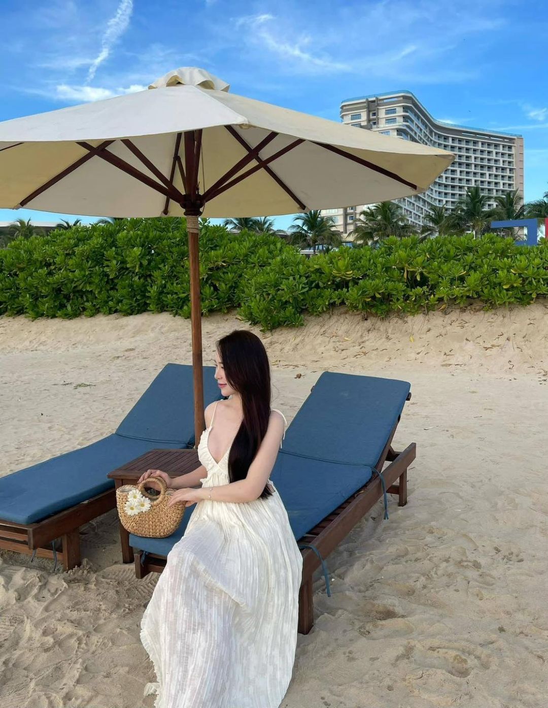 Bãi biển riêng của Aquamarine Resort Cam Ranh có cát mịn, nước trong, phù hợp tắm biển và đi dạo