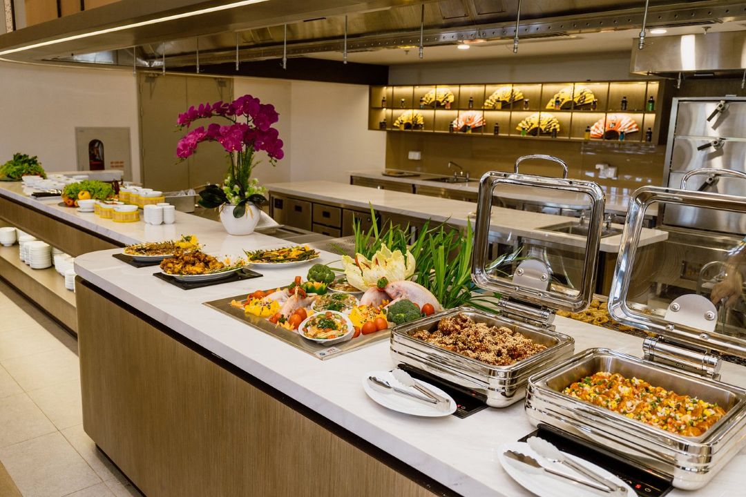 Bữa sáng tại Aquamarine Resort Cam Ranh được phục vụ buffet, món ăn đa dạng từ Âu đến Á