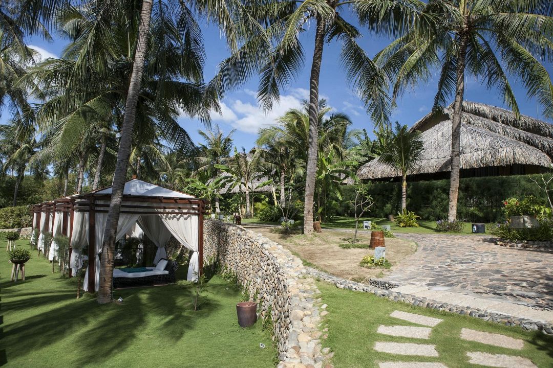 Không gian xanh, bố cục thấp tầng tạo cảm giác gần gũi thiên nhiên ở Aroma Beach Resort Mũi Né