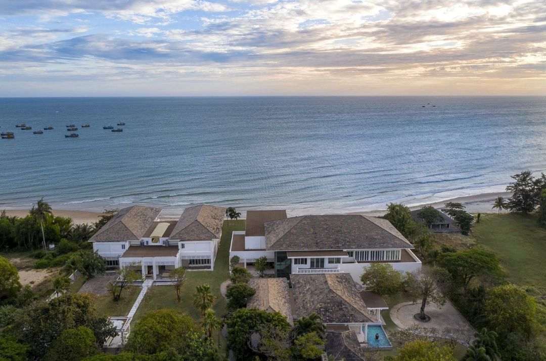 Khung cảnh biển và hải đăng đẹp mắt từ Azerai Kê Gà Resort