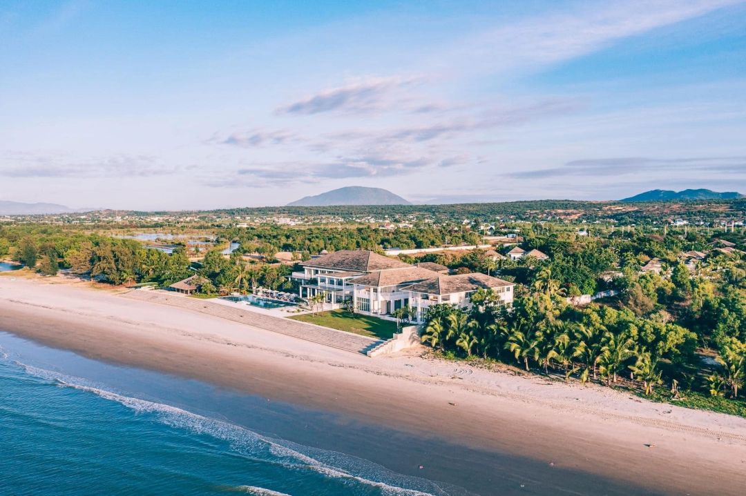Vị trí biệt lập của Azerai Kê Gà Resort, gần mũi Kê Gà, tạo nên không gian nghỉ dưỡng lý tưởng
