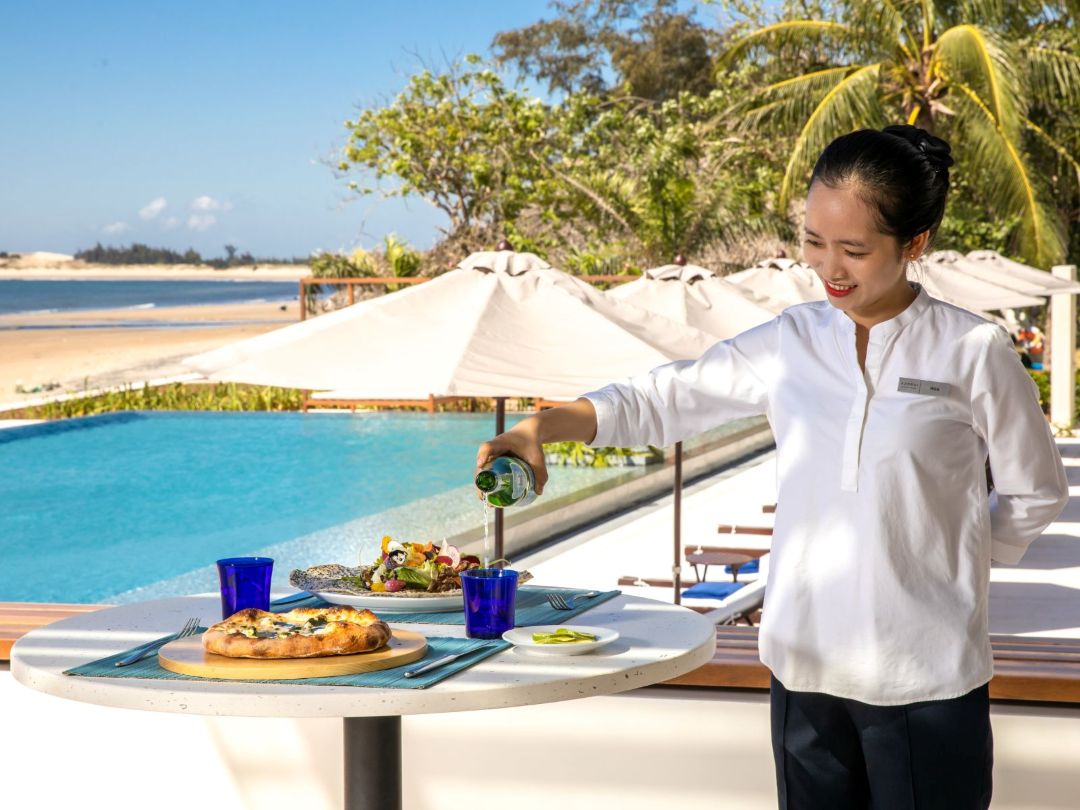 Trải nghiệm buffet món ăn tại Azerai Kê Gà Resort