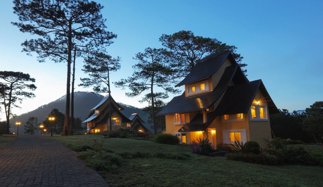 Bình An Village Đà Lạt nằm bên hồ Tuyền Lâm, yên tĩnh và phù hợp để nghỉ dưỡng