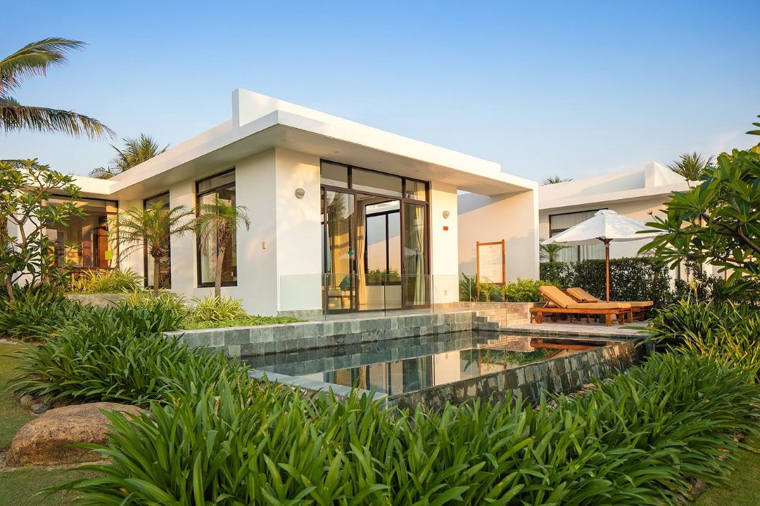 Cam Ranh Riviera Beach Resort có khuôn viên rộng, bố trí tách biệt giữa các khu chức năng