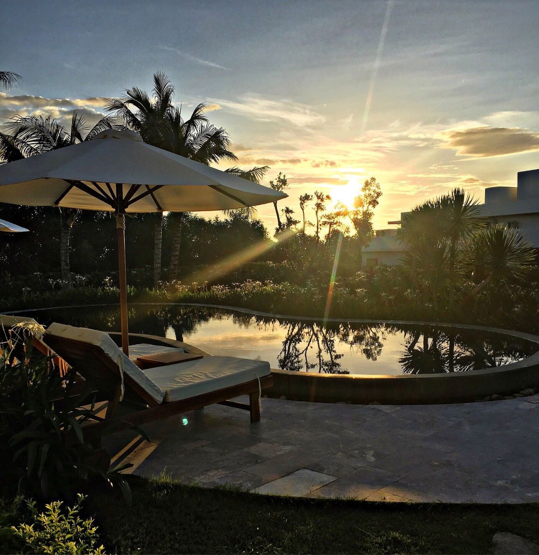 Hệ thống hồ bơi ở Cam Ranh Riviera Beach Resort phân khu rõ ràng cho người lớn và trẻ em