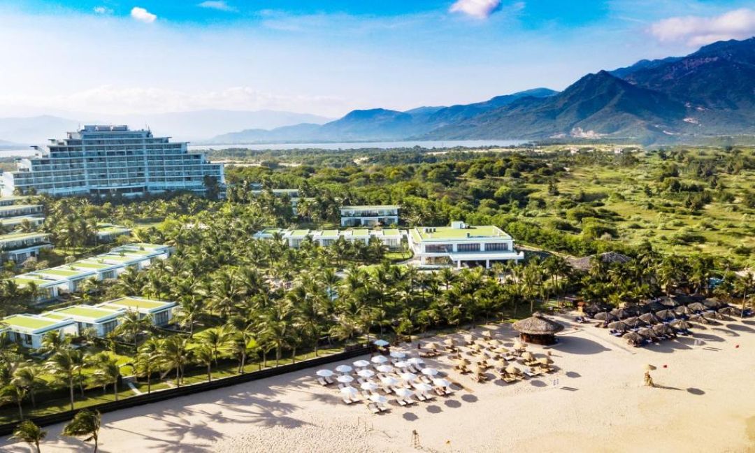 Cam Ranh Riviera Beach Resort nằm tại Bãi Dài, phía Bắc bán đảo Cam Ranh