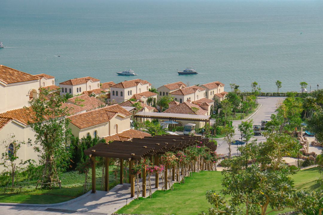 Từ phòng tại Centara Mirage Resort Mũi Né, bạn có thể tận hưởng không gian ngắm biển và hồ bơi vô cực đẹp mắt
