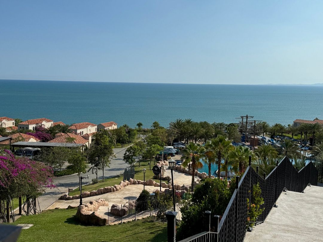 Thiết kế Địa Trung Hải, không gian sang trọng và có nhiều cây xanh mát tại Centara Mirage Resort Mũi Né
