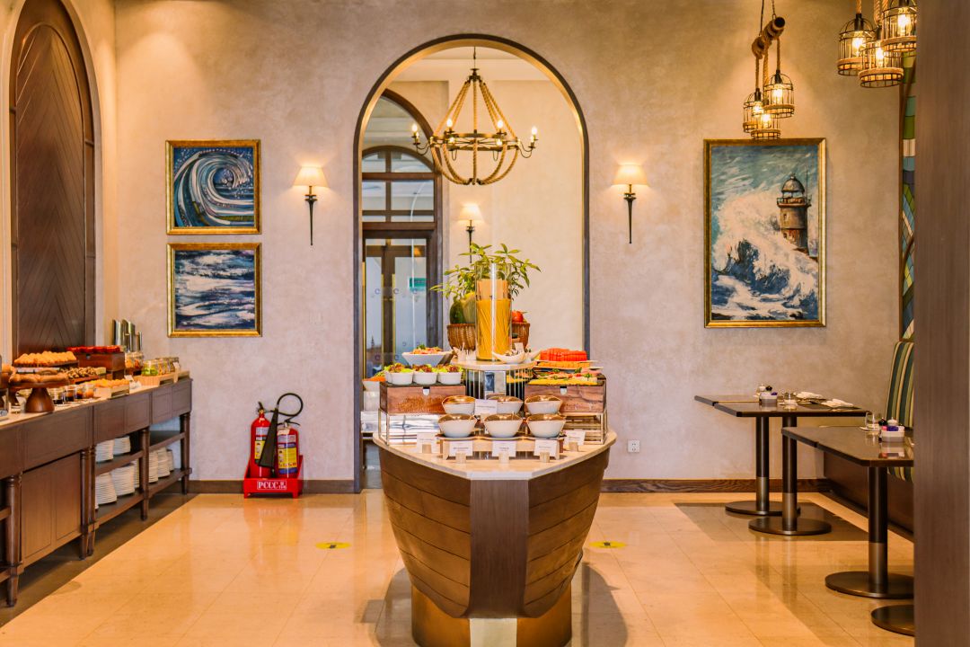 Buffet sáng đa dạng tại Centara Mirage Resort Mũi Né, từ món Á đến Âu