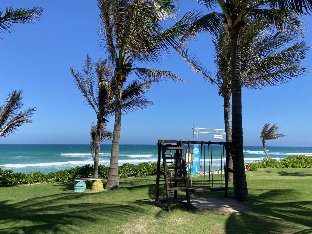 Duyên Hà Resort Cam Ranh có bãi biển riêng, cách khu phòng vài phút đi bộ