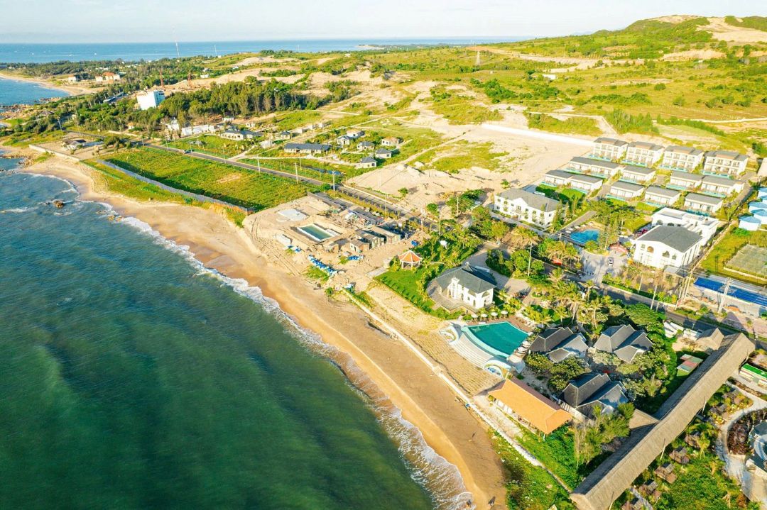 Edensee Kê Gà Beach Resort nằm xa trung tâm, gần hải đăng Kê Gà