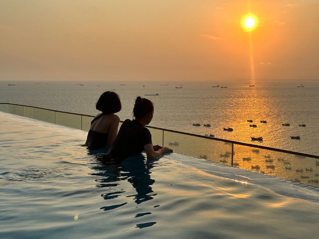 Hồ bơi vô cực trên cao tại Fusion Suites Vũng Tàu – góc sống ảo phải trải nghiệm khi đến đây