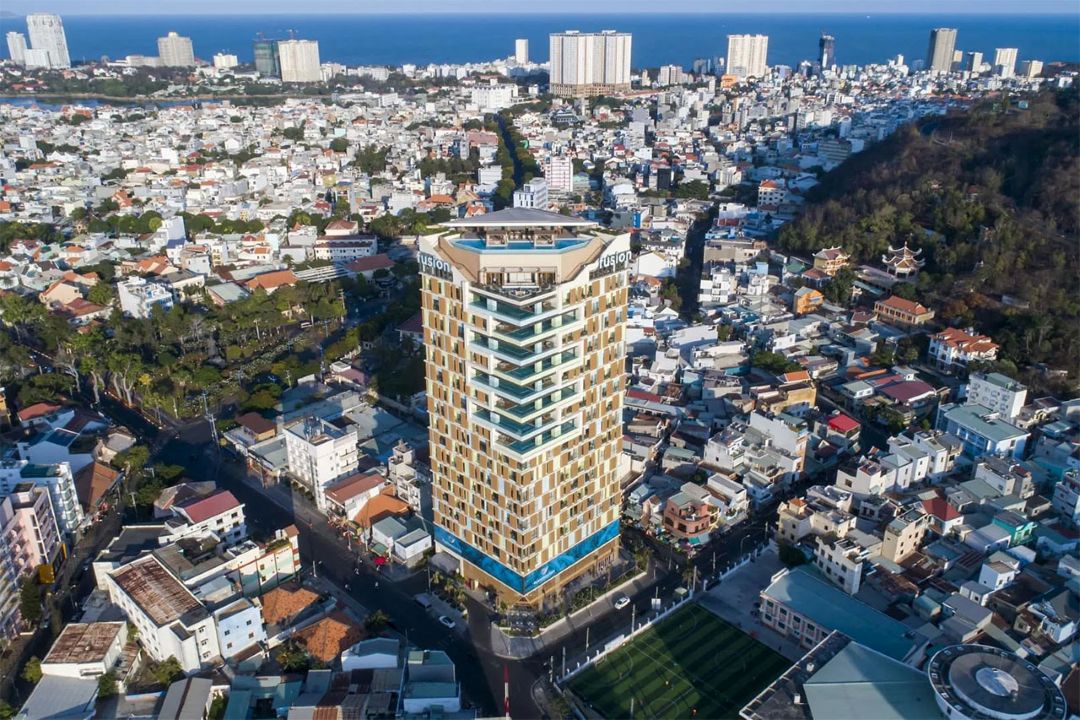 Fusion Suites Vũng Tàu nằm gần Bãi Trước, từ khách sạn có thể đi bộ vài phút ra biển