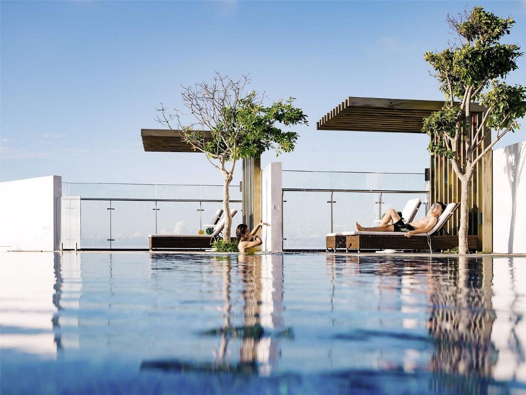 Hồ bơi rooftop Ibis Styles Vũng Tàu nằm trên tầng cao, có khu cho trẻ em