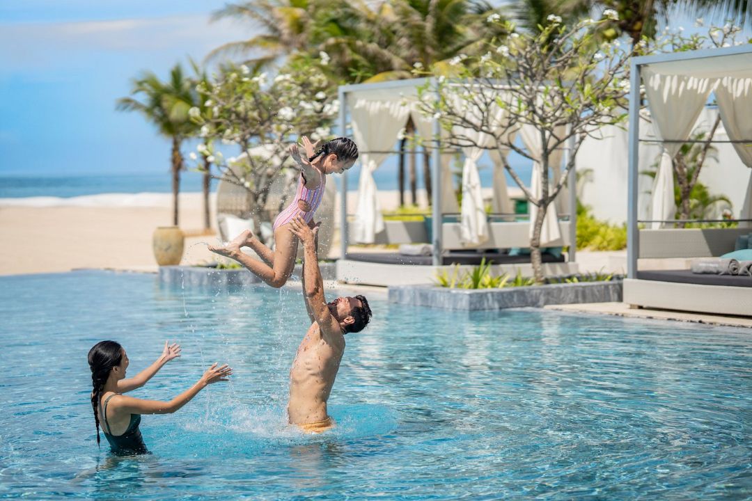 Melia Hồ Tràm có hồ bơi vô cực sát biển và hồ bơi riêng cho trẻ em