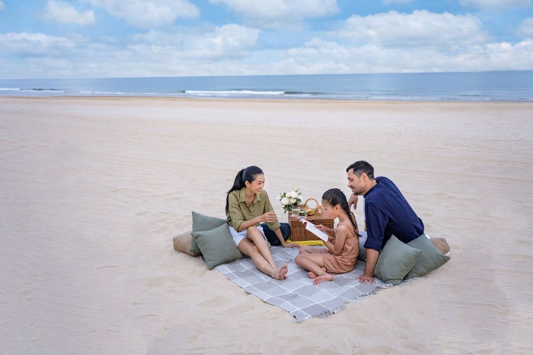 Melia Hồ Tràm sở hữu bãi biển riêng, có nhân viên hỗ trợ và ghế nghỉ
