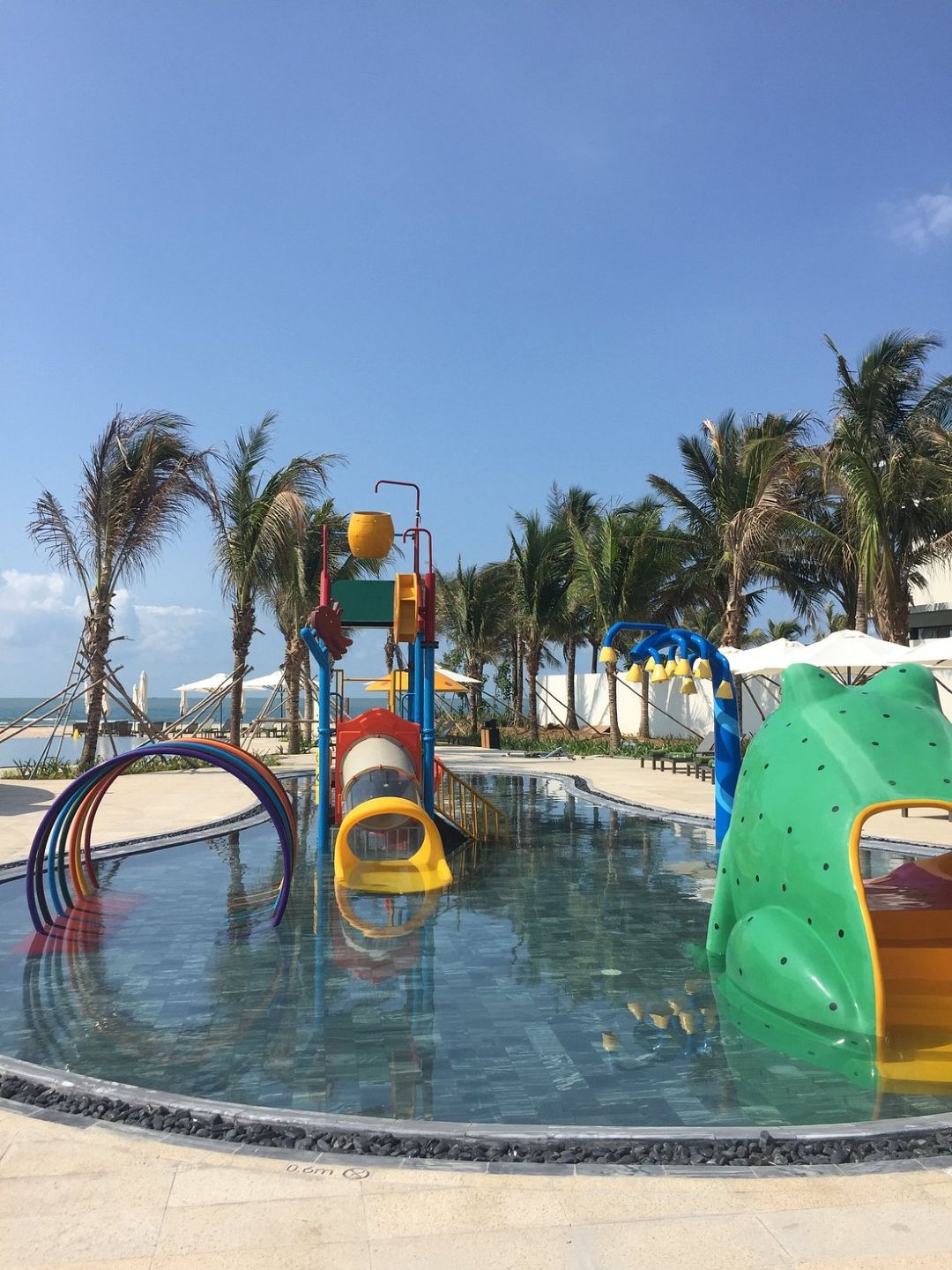 Trẻ em được tham gia các hoạt động như vẽ tranh, làm diều tại Melia Hồ Tràm