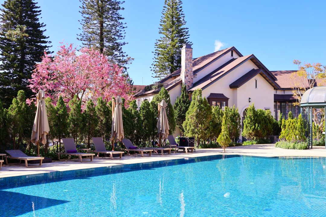 Hồ bơi nước ấm trong nhà tại Mercure Đà Lạt Resort phù hợp với thời tiết lạnh