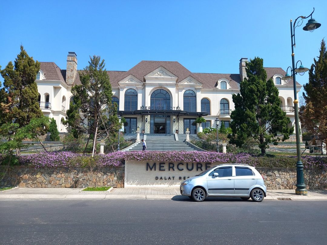 Mercure Đà Lạt Resort nằm gần trung tâm, cách chợ đêm khoảng vài phút đi xe, thuận tiện di chuyển