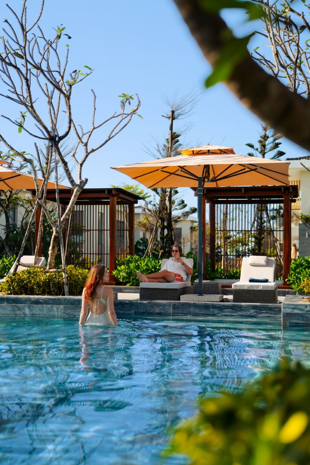 Hồ bơi ngoài trời tại Radisson Resort Mũi Né có thiết kế đẹp, đặc biệt dễ chịu vào buổi tối