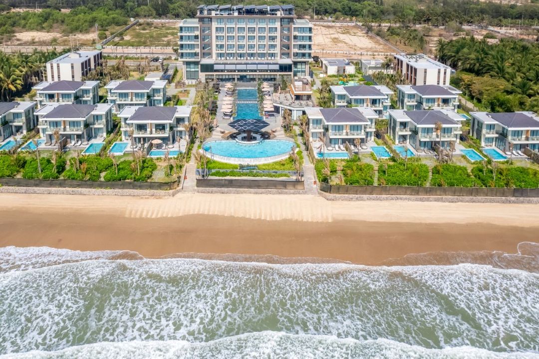 Bãi biển riêng tại Radisson Resort Mũi Né sạch, khá hoang sơ, phù hợp tắm biển và dạo biển