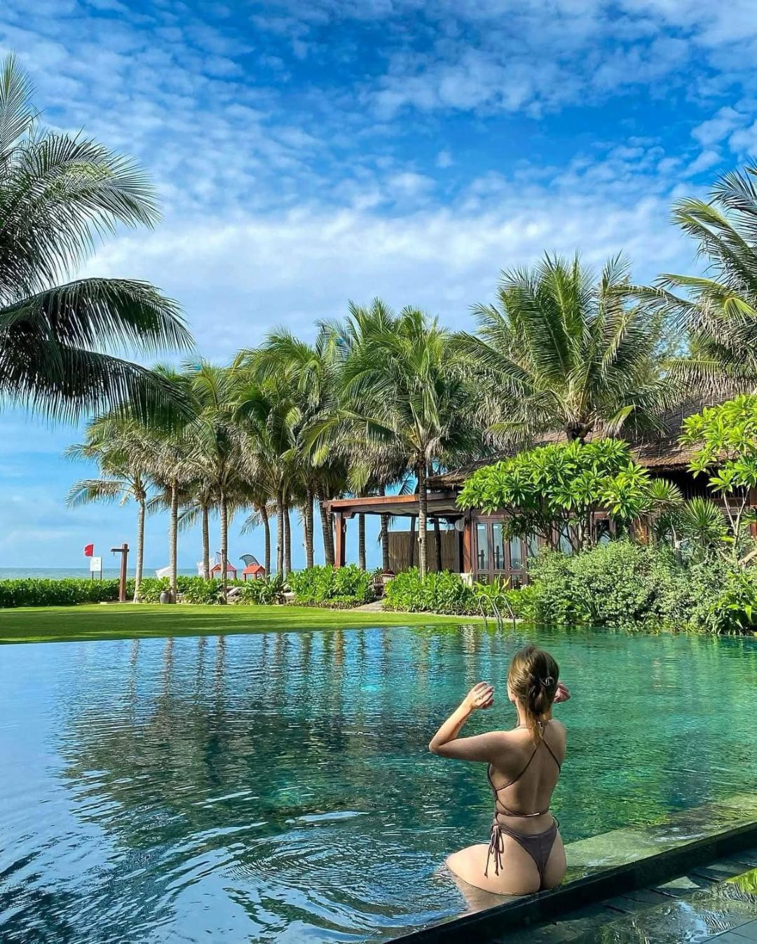Hồ bơi tại The Anam Mũi Né Resort rộng, sạch, có khu vực riêng cho trẻ em và người lớn