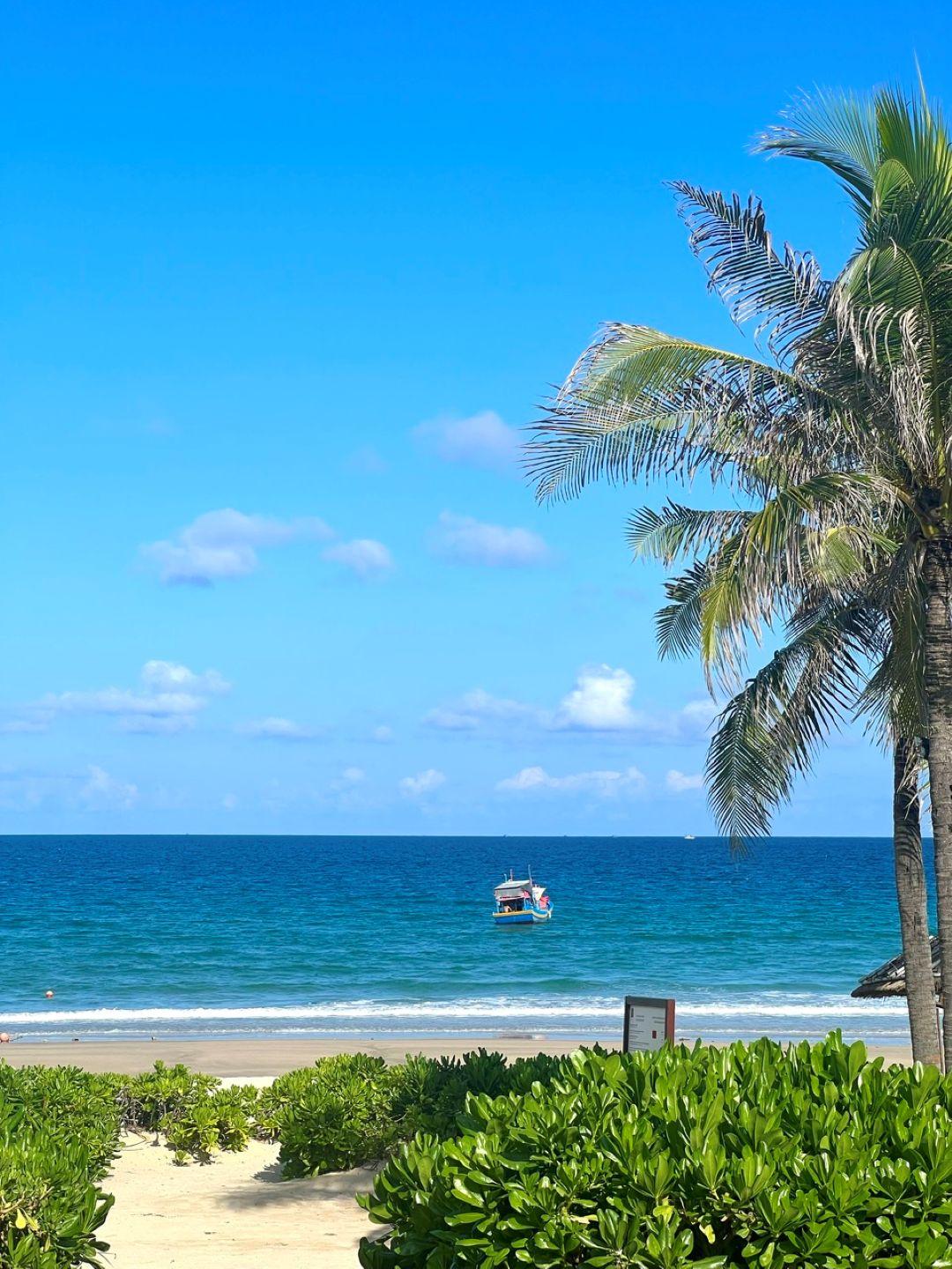 Bãi biển sạch và yên tĩnh ở The Anam Resort Cam Ranh