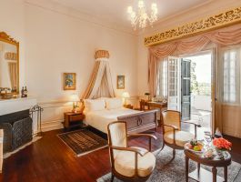 Luxury with Balcony - Khu Heritage