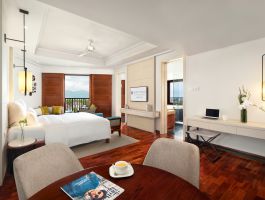 JuniorSuite_Overview-Bedroom-living-space