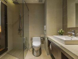Maximilan-Family-Connecting-Bathroom