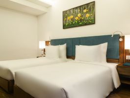 Maximilan-Premier-Deluxe-side-view-city-Bed-detail