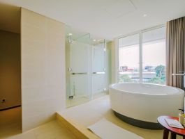 PQ-Suite-Bathroom-City-View-1-2MB