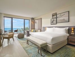 Premium with Oceanfront View - King bed 2